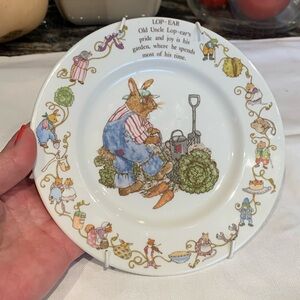 Wedgwood of Etruria & barlaston. Oak applewood plate with hanger. England